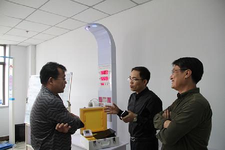 沧州市科技局领导和渤海新区科技局领导在世窗公司董事长王炳章陪同下对公司进行视察