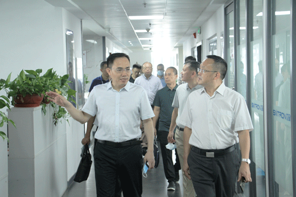 王炳章董事长陪同招商小组领导参观公司整体环境