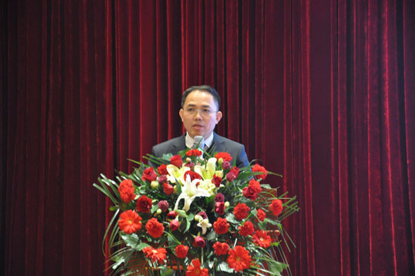 公司董事长王炳章做年度运营报告