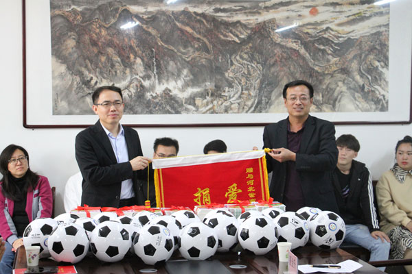 李耀生校长代表桂和中学向世窗信息董事长王炳章送上锦旗