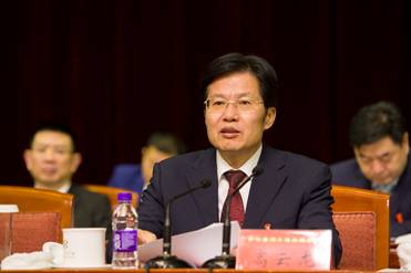 全国政协副主席、全国工商联主席高云龙出席会议并代表常委会作工作报告