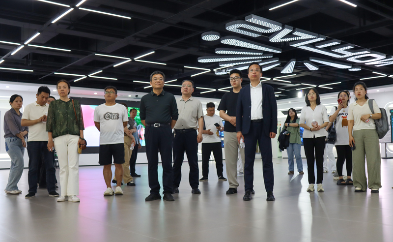 人社局领导及创客团队参观展厅