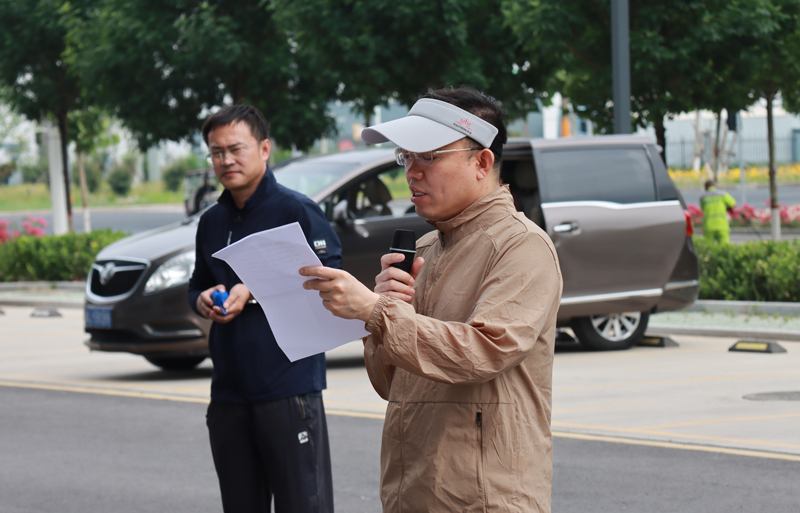 公司董事长王炳章先生发表致辞